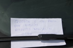 auto lasciata in posto disabili (2)