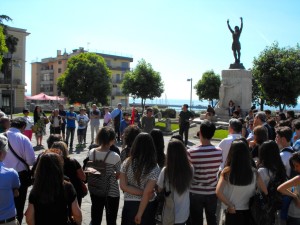 foto sit in mattina in piazza vittoria