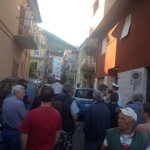 Il luogo dell'omicidio con folla di curiosi