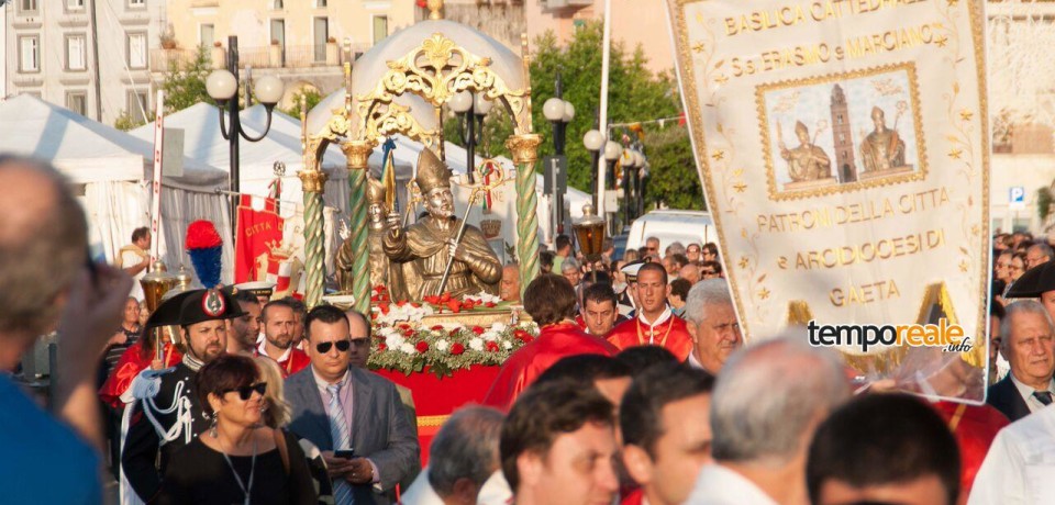 Gaeta / I fuochi pirotecnici di Sant’Erasmo sparati da zattere galleggianti