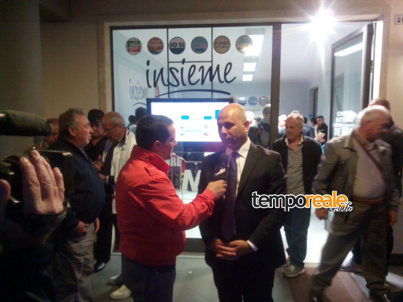 Salvatore De Meo nella sede del comitato elettorale