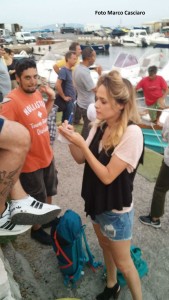 Laura Chiatti mentre firma autografi