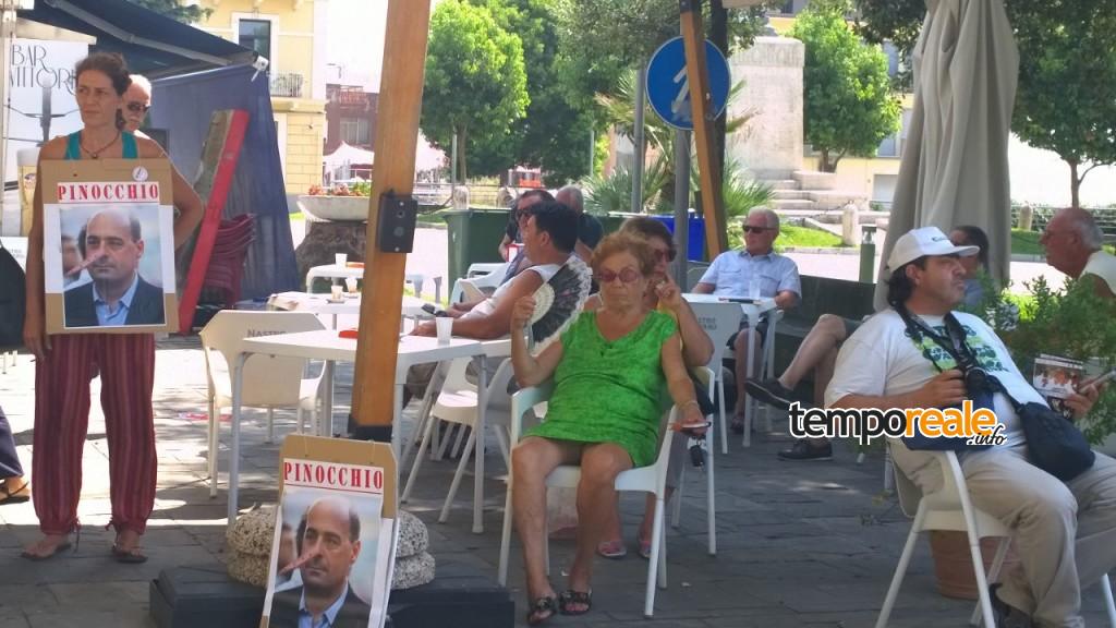 Un momento della contromanifestazione in Piazza Vittoria