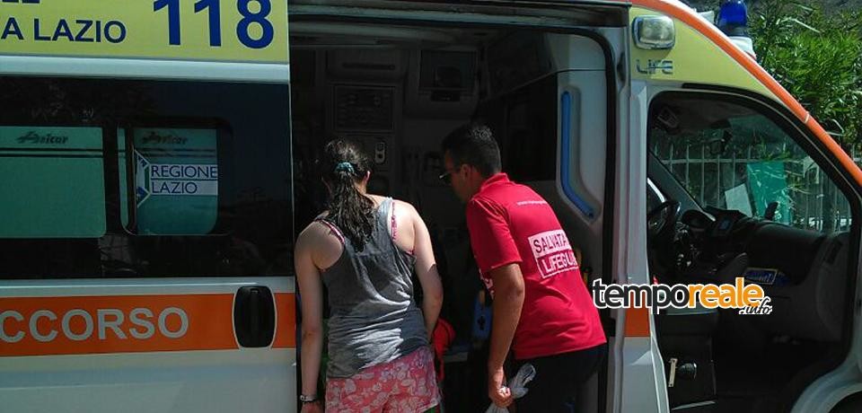 Sperlonga / Prende in faccia una medusa, soccorso turista inglese allergico