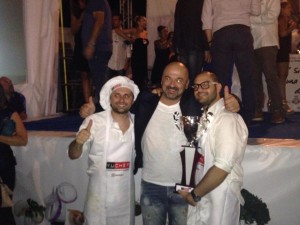 Il vincitore con il suo aiuto e lo chef coach Luizi Manzi