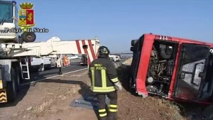 autobus ribaltata sulla A1