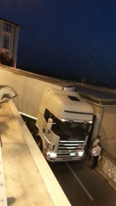 camion incastrato minturno 4