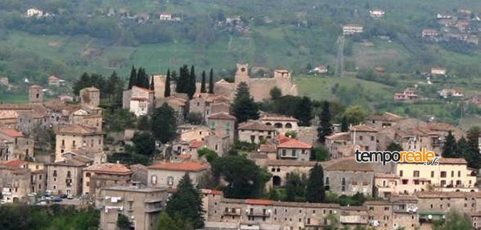 Pico / Un centro polifunzionale per giovani e anziani contro il degrado e le barriere