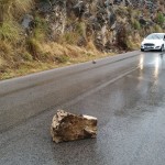 Masso caduto sulla provinciale per Spigno Vecchio ( foto di Aurelio Tedesco)