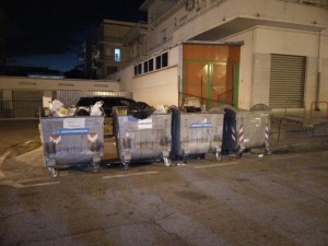 cassonetti in via italo balbo scauri (3)