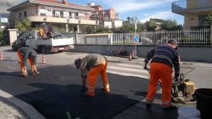 lavori strisce pedonali rialzate Gianola