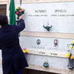 Renzi depone i fiori sulla tomba di Altiero Spinelli (Foto Twitter Filippo Sensi)