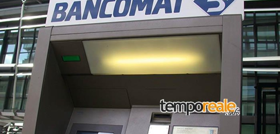 Ceprano / Usano carro attrezzi per rubare un intero bancomat ma si schiantano nella fuga