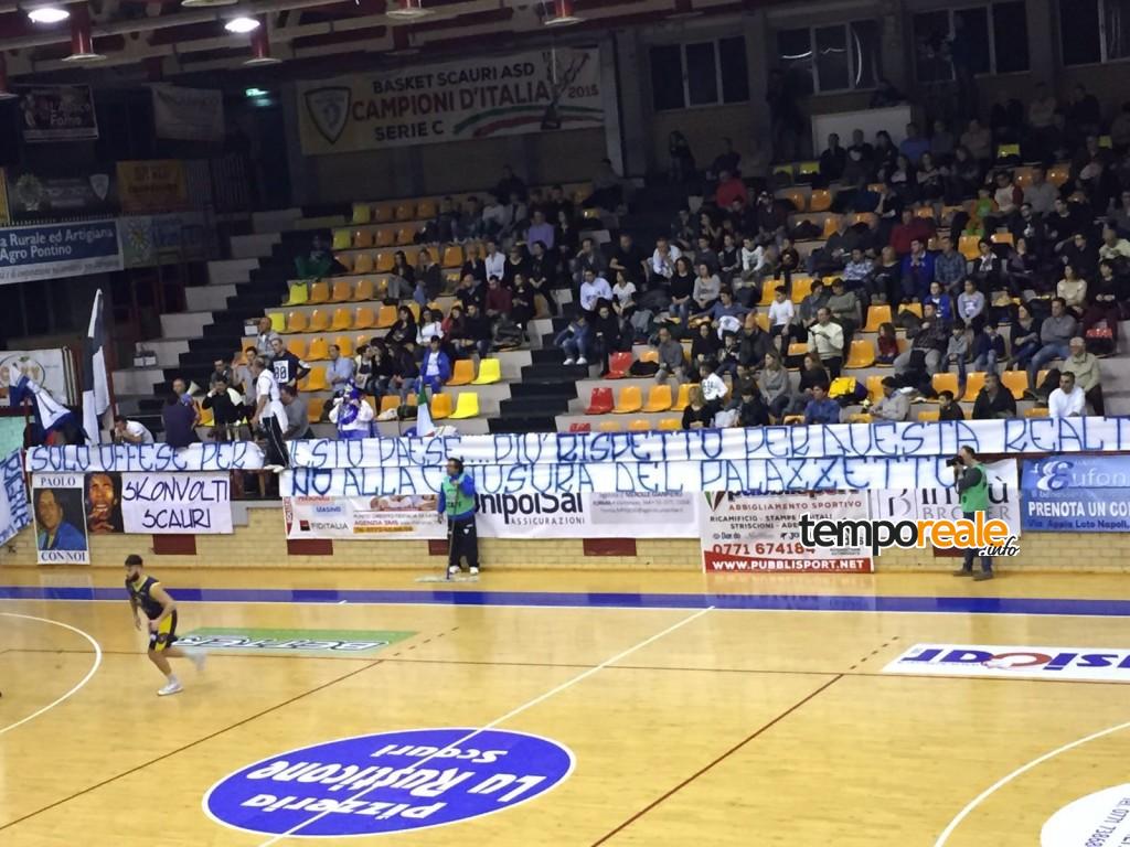 Gli striscioni di protesta dei tifosi