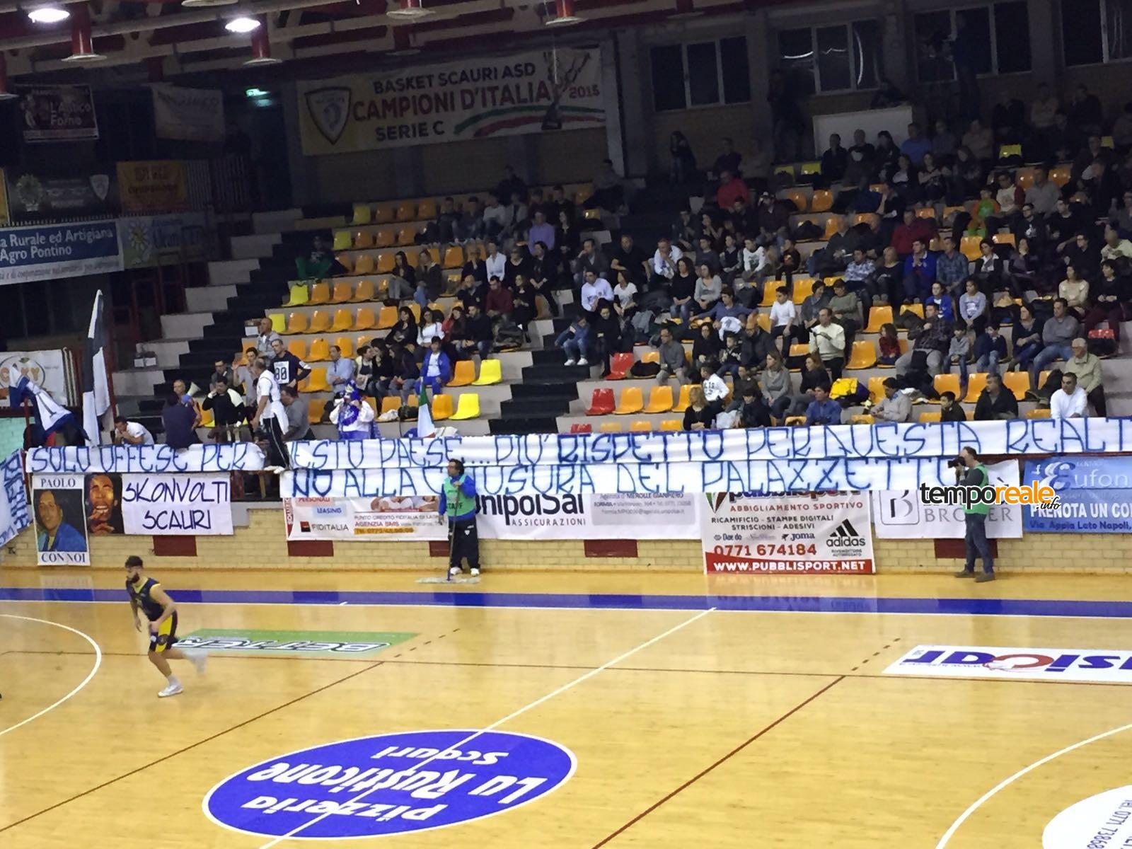 Gli striscioni di protesta dei tifosi