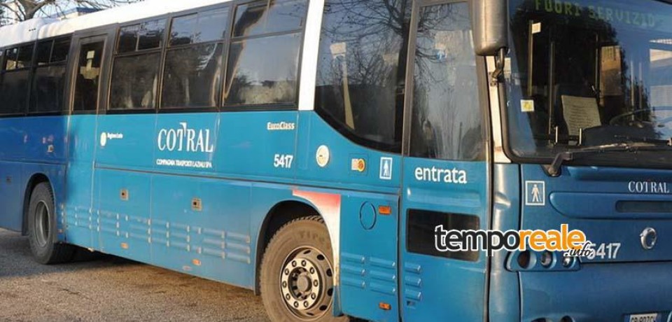 Scauri / Era senza biglietto sul bus e aggredisce il controllore, denunciato