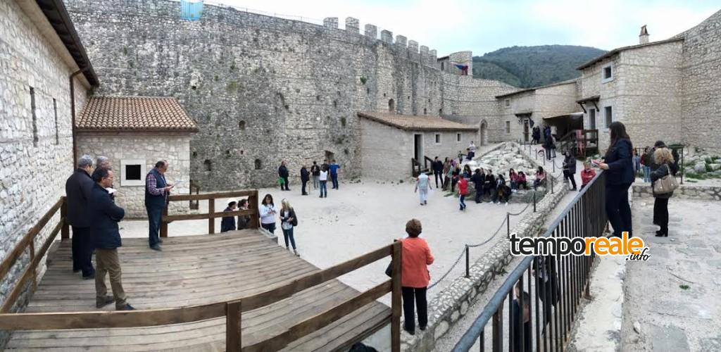 con il matrimonio medievale la rocca janula torna nel xiv secolo