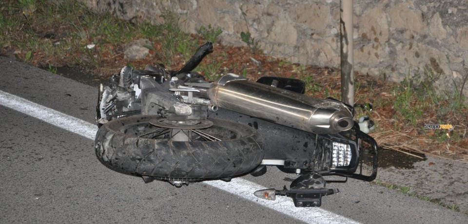 Gaeta / Moto contro muretto si spezza in due, ferito il centauro