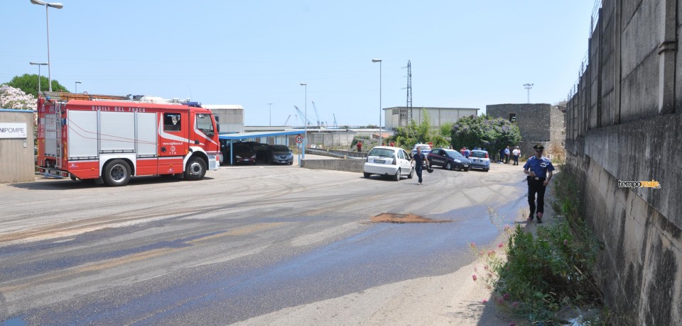 Gaeta / Un oleodotto sversa e rende impraticabile via Mandolesi