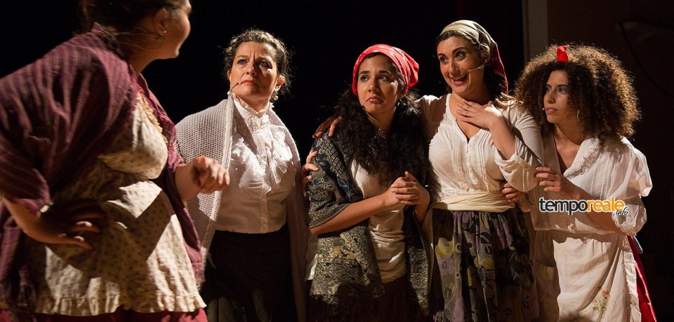 Cassino / I “Fantasmi e pazzi” del Cut conquistano il Teatro Manzoni ricordando Pirandello