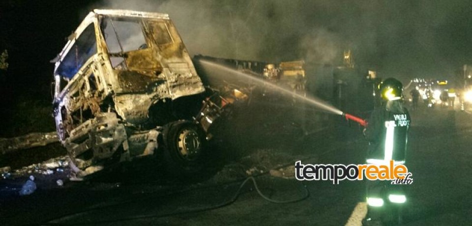 Ceccano / Incidente sull’autostrada A1, Tir si ribalta sulla carreggiata e va in fiamme