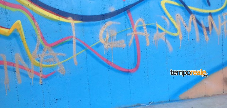 Scauri / Vandali rovinano il graffito del writer Raffo in piazza Giovanni Paolo II