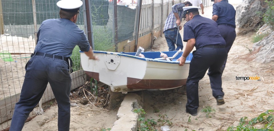 Gaeta / Occupavano la spiaggia con catena e lucchetto. Sequestrate canoe, barche e lettini
