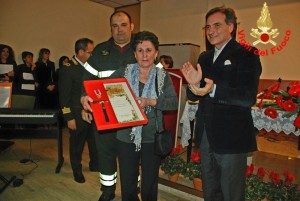 tn_la-foto-con-la-vedova-del-capo-reparto-franco-de-parolis-deceduto-a-seguito-di-incidente-stradale-avvenuto-mentre-stava-recandosi-in-caserma-per-prendere-servizio