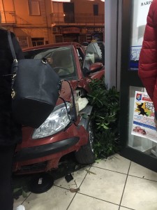 incendente-scauri-auto-contro-bar-4