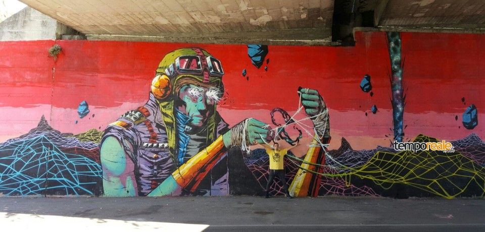 Minturno / Due murales per riqualificare un cavalcavia: l’opera dell’artista spagnolo Deih