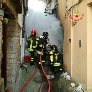 vigili del fuoco in azione a itri 1