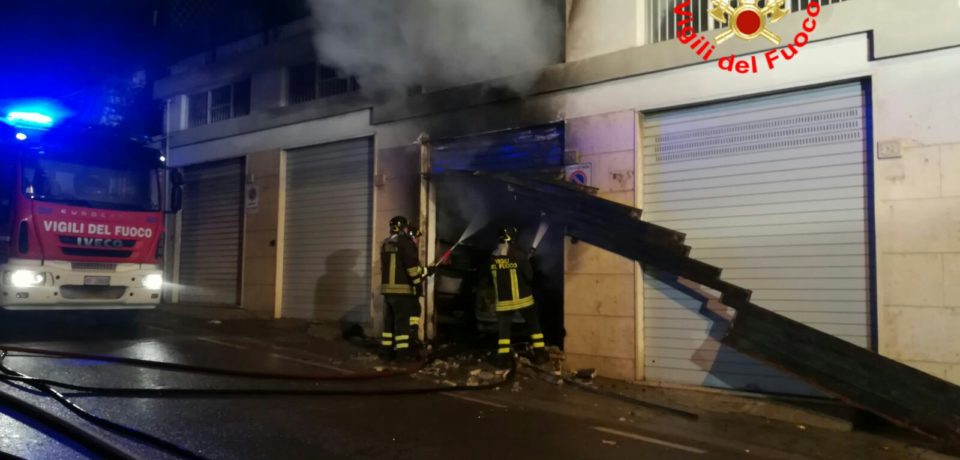 Formia / A fuoco un’auto in un garage