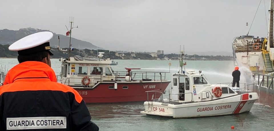 Formia / Incendio a bordo di una nave cisterna… ma è un’esercitazione della Guardia Costiera