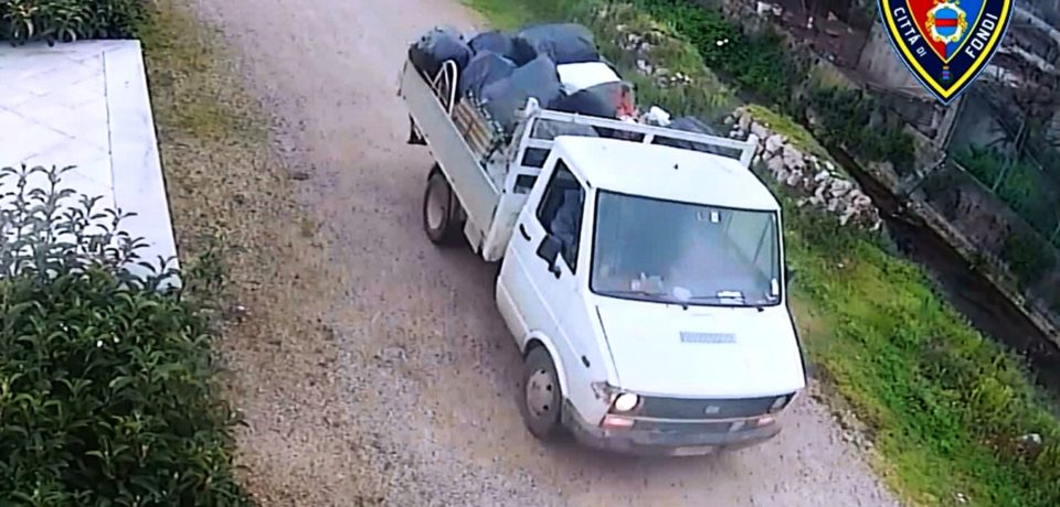 Fondi / Beccato a scaricare rifiuti speciali nei pressi del cimitero: denunciato
