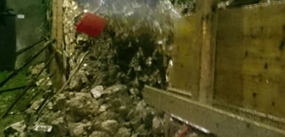 Maltempo, a Minturno crolla un muro nel centro storico e si aprono voragini nelle strade
