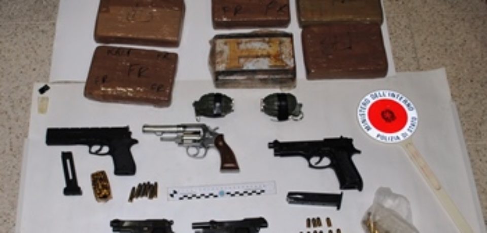 Latina / Sequestrati 13 kg di droga, armi e bombe a mano, due arresti