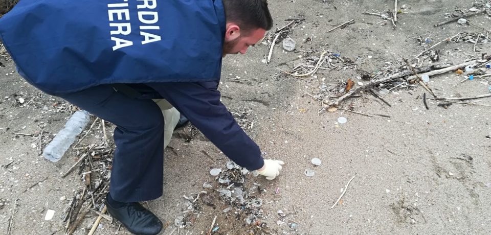 Gaeta / Dischetti di plastica in spiaggia, provengono da depuratore alla foce del Sele