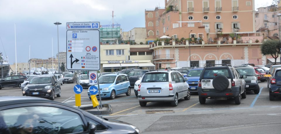 Gaeta / Nasconde la targa dell’auto per eludere la Ztl, 72enne denunciata