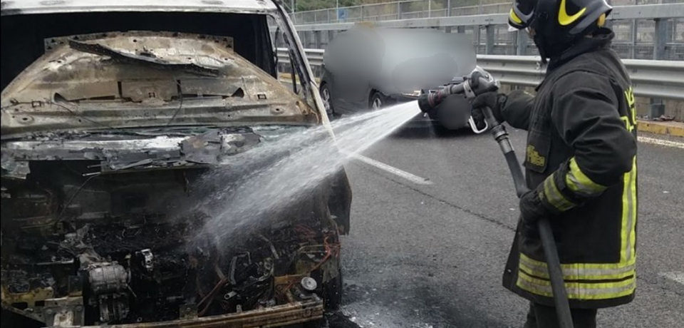 Terracina / Furgone incendiato sulla Variante Appia, intervengono i vigili del fuoco