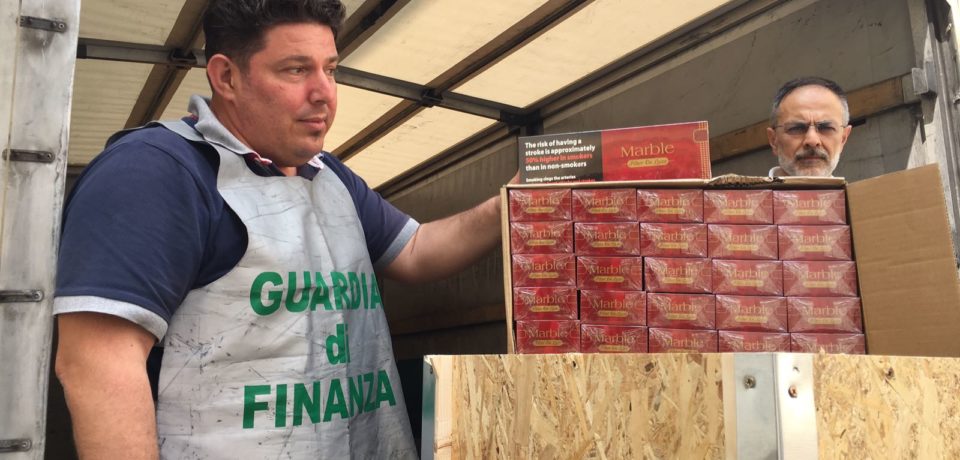 Caserta, sequestrata una tonnellata di sigarette di contrabbando: un arresto