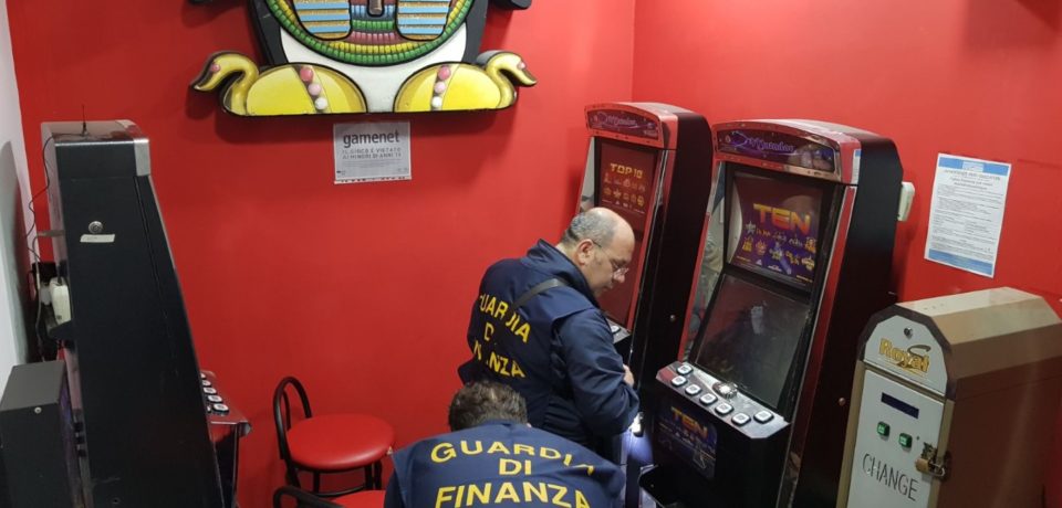 Camorra, sequestrate 130 slot machine e arrestate 11 persone affiliate al Clan Belforte (video)
