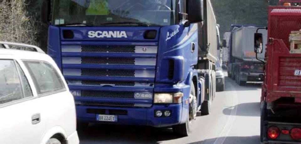 Latina / Divieto di traffico per i mezzi pesanti sulla Flacca e Santa Croce