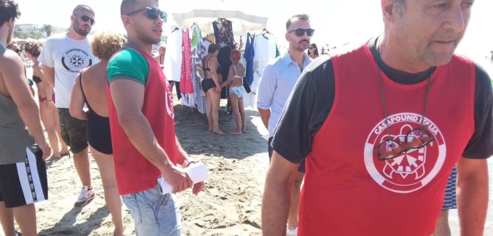 Blitz di Casapound sulle spiagge di Scauri contro l’abusivismo commerciale (video)
