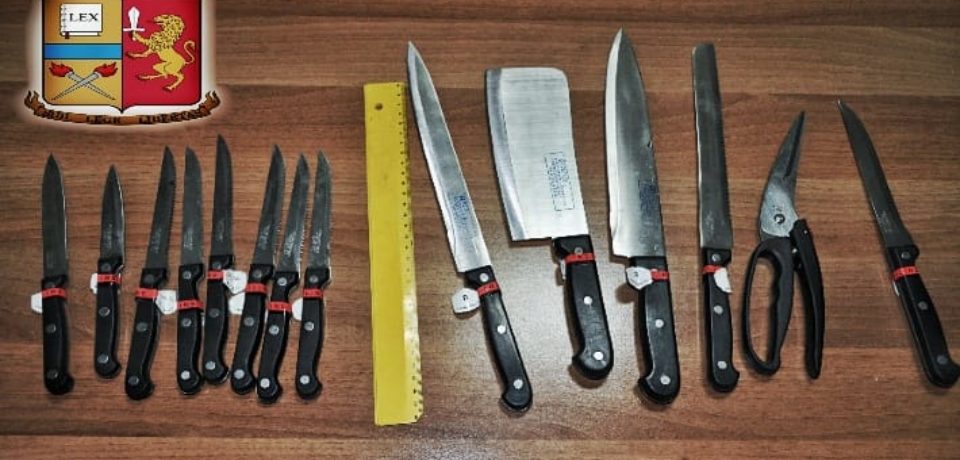 Formia / Terrorizza i passanti con i coltelli a un evento gastronomico: 40enne arrestato