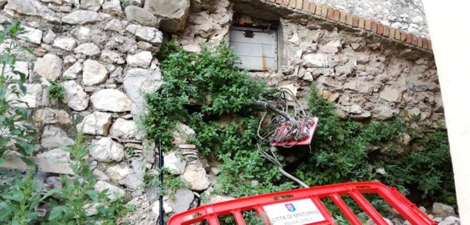 Minturno / Muro crollato in Via Sinicata: dopo 7 mesi permane il degrado