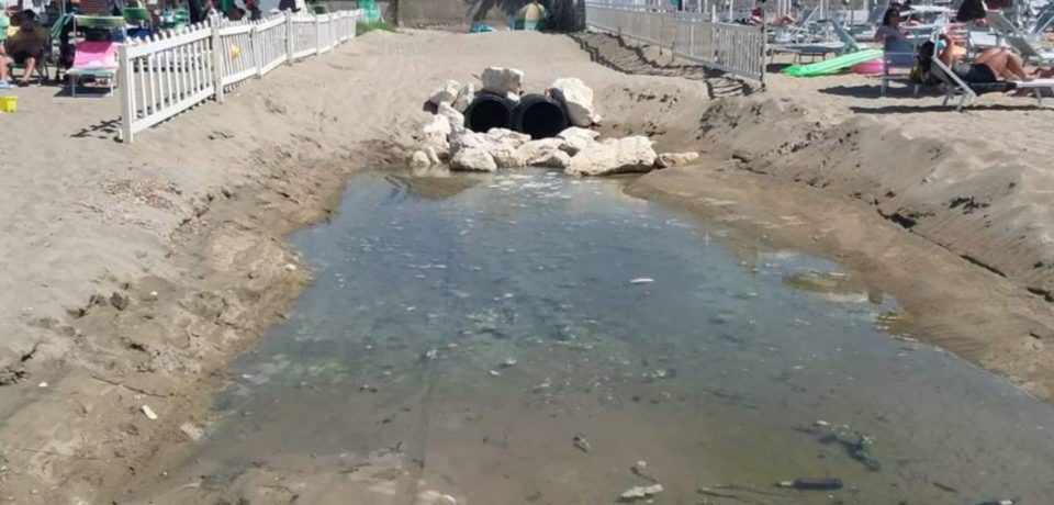 Scauri / Scarichi e odori nauseabondi nelle spiagge libere, la denuncia di Casapound