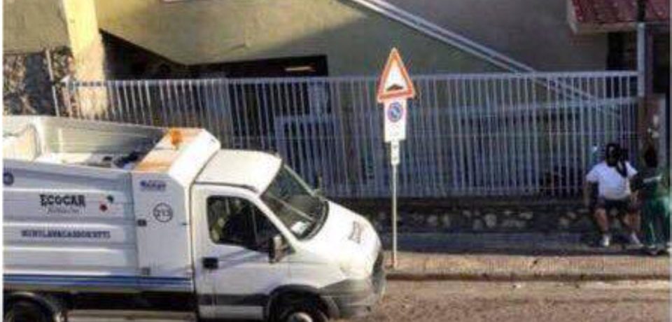 Gaeta / Netturbino sorpreso a chiacchierare e in divieto di sosta, sospeso per 5 giorni