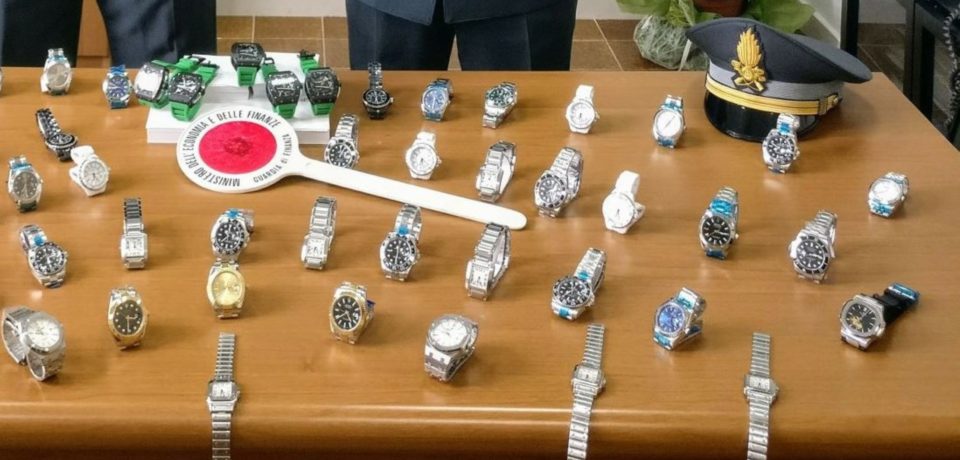 Santi Cosma e Damiano / Denunciato rivenditore online di orologi “Rolex” contraffatti