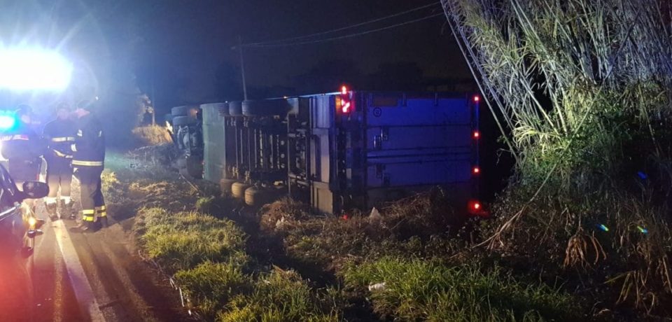 Formia / Incidente a Castel Volturno: si ribalta un camion della ditta Zangrillo