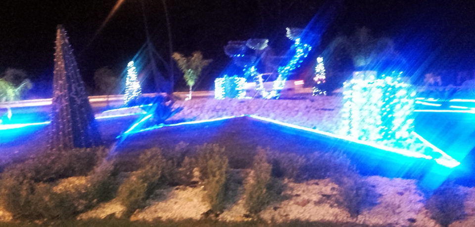 Formia / Natale, i commercianti di Santa Croce addobbano la rotonda sulla Via Appia (video)